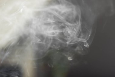 Evdeki oturma odasının tavanından dumanlar yükseliyor. Ev aletlerinde tehlike ve yangın riski. Uzayı kopyala Smokey arkaplanı.