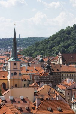 Aziz Thomas Kilisesi - Kostel Sv. Çek Cumhuriyeti 'nin Prag kentindeki Mala Strana bölgesinde domates. Prag 'ın eski kasabasının şehir manzarası. Kırmızı kiremitli çatılar, katedraller kulesi ve şehir parkı