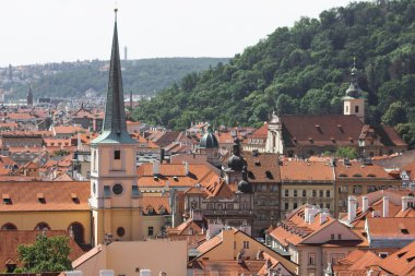 Aziz Thomas Kilisesi - Kostel Sv. Çek Cumhuriyeti 'nin Prag kentindeki Mala Strana bölgesinde domates. Prag 'ın eski kasabasının şehir manzarası. Kırmızı kiremitli çatılar, katedraller kulesi ve şehir parkı