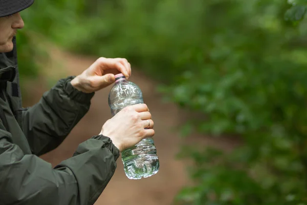 Young Caucasian Man Opening Plastic Cap Bottle Drink Water Close Photos De Stock Libres De Droits