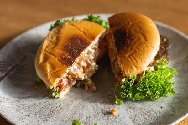 Grillezett Ízletes Vegetáriánus Hamburger Zöldsalátával Zöldségekkel Majonézzel Ketchup Szósszal Hamburger — Stock Fotó