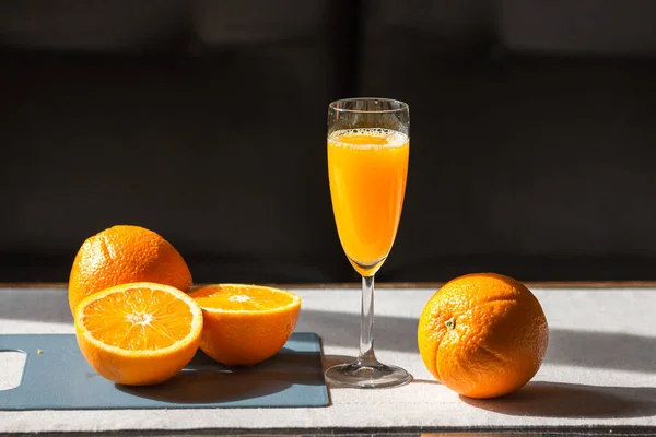 Glass Fresh Squeezed Orange Juice Raw Oranges Cutting Board Isolated — Stock Photo, Image