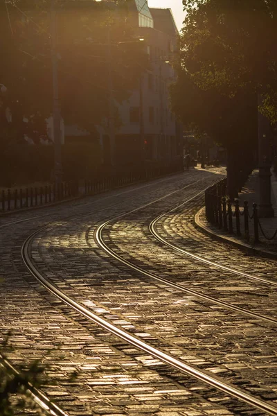 Straßenbahngleise Auf Einer Gepflasterten Straße Bei Sonnenuntergang Alte Europäische Kurvenstraße — Stockfoto