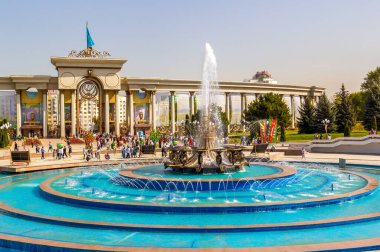 Almaty, Kazakistan - 18 Eylül 2022. Çeşme ve sütun Kazakistan 'ın ilk başkanının parkının girişinde.