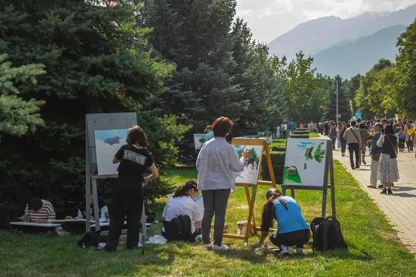 哈萨克斯坦阿拉木图 2022年9月18日 年轻的画家在城市公园的露天绘画 — 图库照片