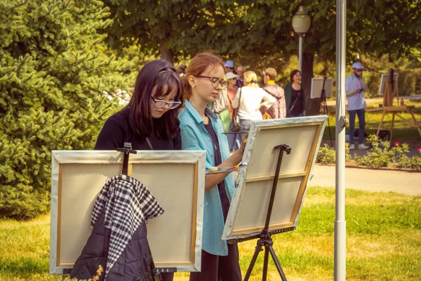 哈萨克斯坦阿拉木图 2022年9月18日 年轻的画家在城市公园的露天绘画 — 图库照片