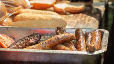 Fast food restoranının arka planında sosisli sandviç için ızgara sosis.