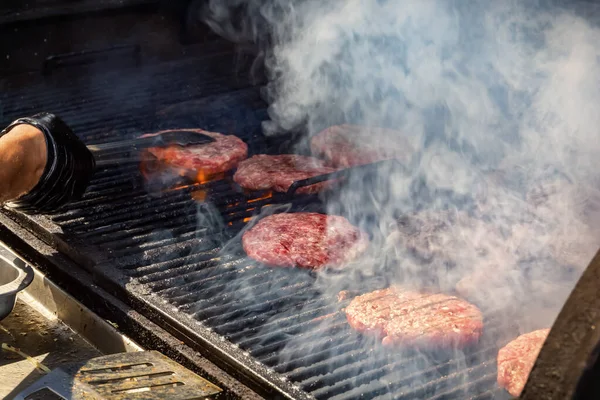 Hamburgerové Kotlety Jsou Smažené Kouři Grilu — Stock fotografie