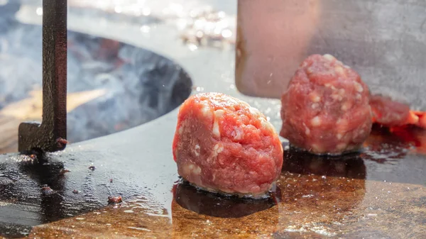 肉丸子是在街头快餐店烤架上的煎盘上冒烟烹调的 — 图库照片