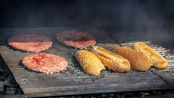 Hamburger Polpette Panini Metà Sono Cotti Fumo Sulla Griglia Griglia — Foto Stock