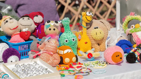 五彩缤纷的针织玩具在纪念品商店里展出 — 图库照片