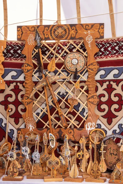 Handgefertigte Souvenirs Kasachischen Stil Modelle Von Musikinstrumenten Waffen Antiker Krieger — Stockfoto