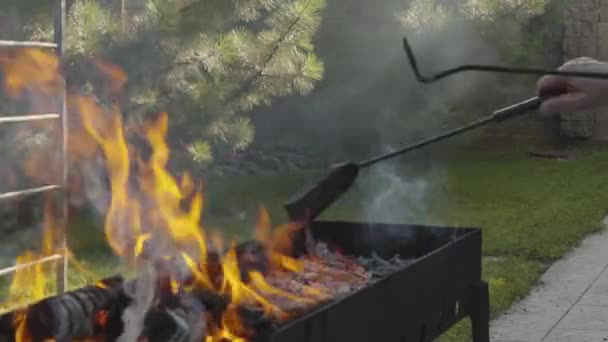 Kuchař Používá Pohrabáč Odhazování Hořícího Dřeva Železného Koše Než Položí — Stock video