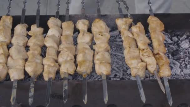Anbud Och Saftiga Kycklingspett Tillagade Grillen Läcker Kebab Eller Grill — Stockvideo