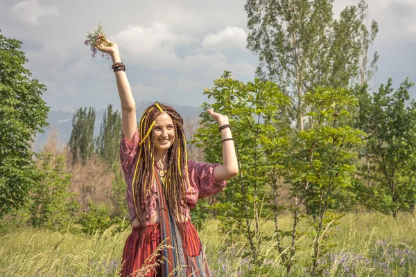 Hippie Menina Goza Vida Uma Clareira Floresta Dia Ensolarado — Fotografia de Stock