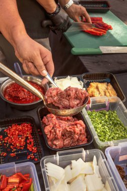 Asya sokak yemeklerini pişirmek için sebze, et, sos, baharat, yumurta. Fast food