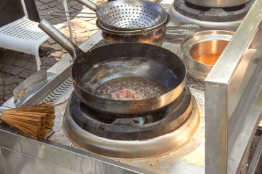Sokaktaki bir tavada et ve sebzelerden Asya yemeği pişirmek. Fast food