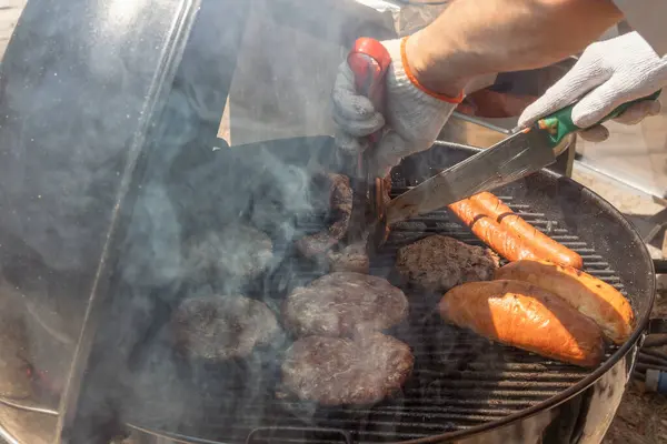做汉堡包和芝士汉堡用的肉 做热狗用的香肠 烤面包用的是烧着的煤 街头食品 — 图库照片