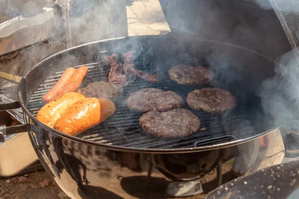 做汉堡包和芝士汉堡用的肉 做热狗用的香肠 烤面包用的是烧着的煤 街头食品 — 图库照片