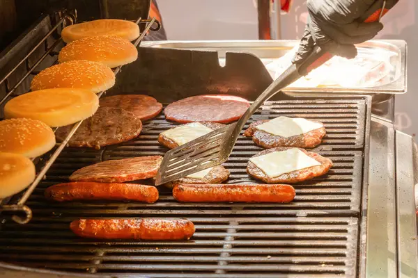Proces Gotowania Mięsa Hamburgery Cheeseburgery Kiełbasy Hot Dogi Bułki Grillu — Zdjęcie stockowe