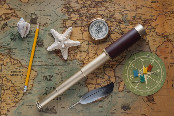 Spyglass Kompas Rozgwiazda Ołówek Ptasie Pióro Symbol Podróżników Leży Starej Obrazek Stockowy