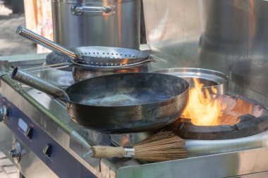 Sokaktaki bir tavada Asya yemeği pişirmek. Fast food