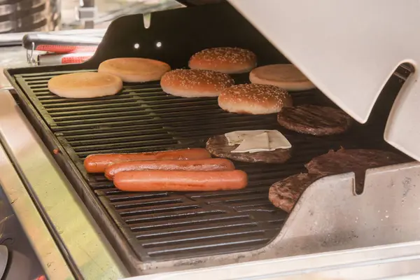 Proces Gotowania Mięsa Hamburgery Cheeseburgery Kiełbasy Hot Dogi Bułki Grillu — Zdjęcie stockowe
