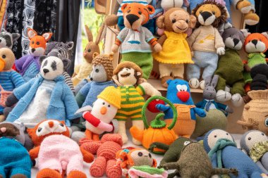 Renkli örgü el yapımı oyuncak Hediyelik eşya dükkanı piyasada satışa sergileniyor. Yakın çekim