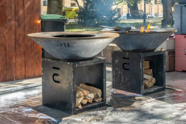 Alevli et ve sebze kızartmak için metal bir tabakla odun yakma ızgarası. Sokak yemeği.