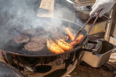 Hamburgerler ve çizburgerler için et, sosisliler için sosis, kömürlü çörekler. sokak yemekleri