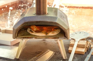 Pizza küçük ahşap fırında pişirilir..