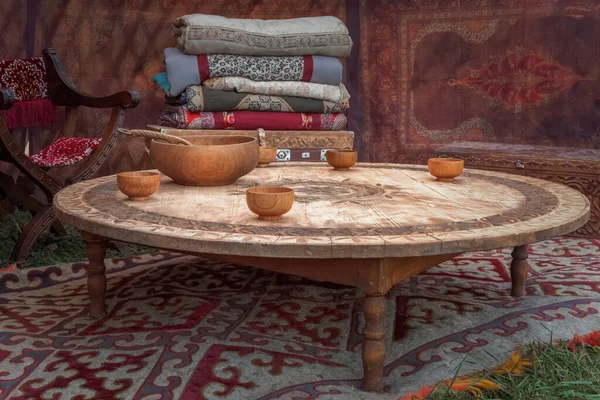 Hagyományos Ázsiai Fából Készült Edények Tejitalok Állni Egy Alacsony Asztal Stock Kép