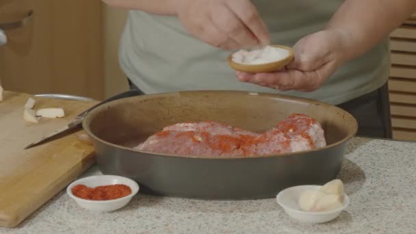 Cook Hand Salts Piece Raw Meat Stuffed Garlic Prepared Baking — Stock Video