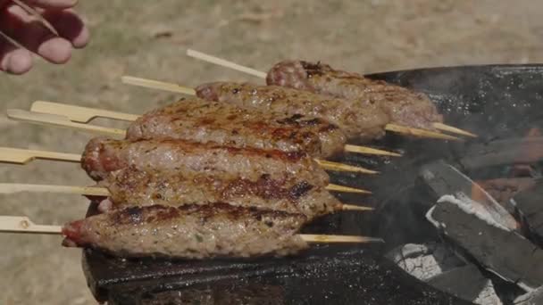 切碎的肉片 在街头快餐店的烤架上 用煤块烤制在木制绞架上的烤肉串 后续行动 — 图库视频影像