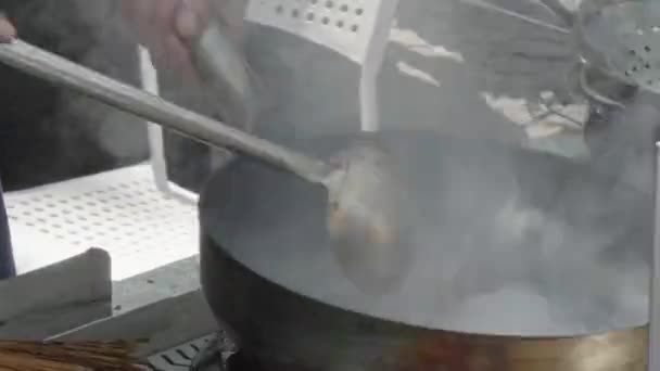Aşçı Yemeği Tavada Pişirmek Için Malzemeleri Karıştırır Sokak Yemeği Yakın — Stok video