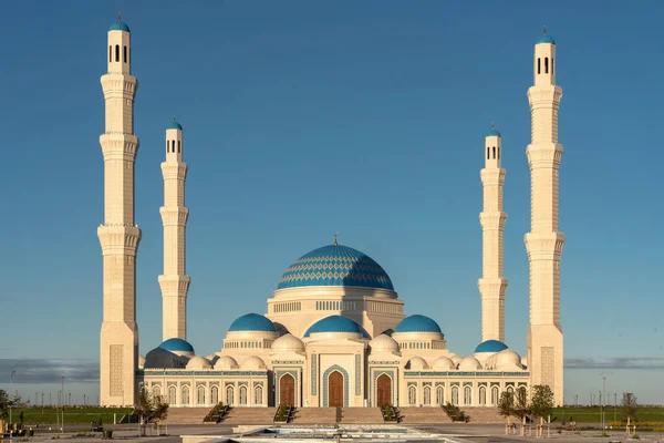 Astana, Kazakistan - 16 Ağustos 2023. Astana 'nın merkezi camii, Orta Asya' da güneş ışınlarında mavi gökyüzüne karşı kapasitesi bakımından en büyüktür.