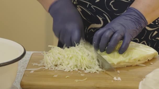 Frauenhände Hacken Weißkohl Mit Einem Küchenmesser Auf Einem Schneidebrett Streifen — Stockvideo