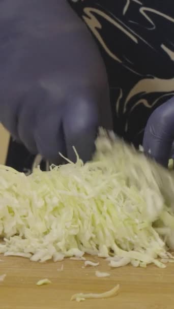 Kadının Elleri Kesme Tahtasındaki Mutfak Bıçağıyla Beyaz Lahana Parçalarını Doğruyor — Stok video