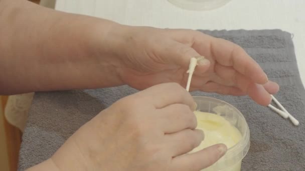 Kvinna Behandlar Sina Händer Med Onykolysis Drabbade Naglar Med Medicin — Stockvideo