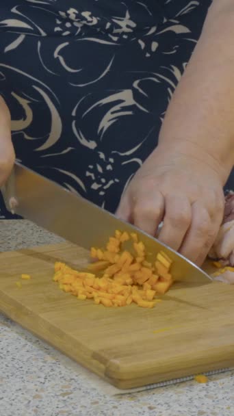 料理人はカボチャを小さなピースにチョップし ナイフで調理します クローズアップ — ストック動画