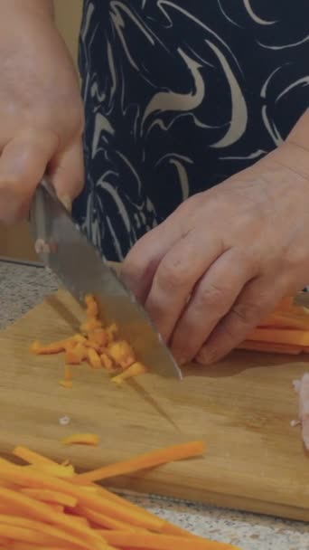 요리사는 호박을 요리를위한 조각으로 자릅니다 클로즈업 — 비디오
