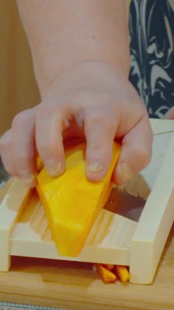Μάγειρας Τρίβει Την Κολοκύθα Ένα Μεγάλο Τρίφτη Χειρός Για Την — Αρχείο Βίντεο