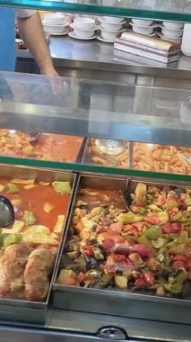 İstanbul, Trkiye - 29 Nisan 2022. Tipik bir Türk kantininde yemek seçimi