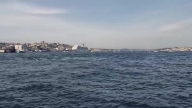 İstanbul, Trkiye - 29 Nisan 2022. Sirkeci bölgesinden gelen Boğaziçi ve yolcu gemisinin görüntüsü