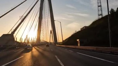 İstanbul, Trkiye 15 Mayıs 2022. Gün batımında Boğaz Köprüsü 'nden geçeceğiz. Birinci şahıs