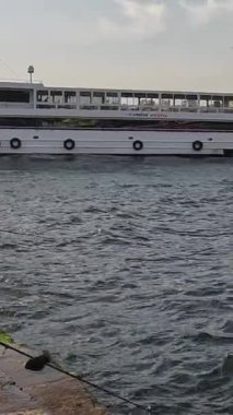 İstanbul, Trkiye - 29 Nisan 2022. Sirkeci bölgesinden gelen Boğaziçi ve yolcu gemisinin görüntüsü