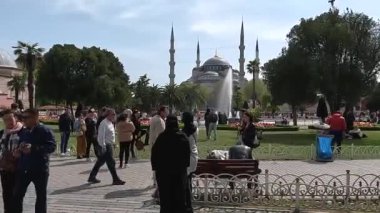 İstanbul, Trkiye - 29 Nisan 2022. Sultanahmet Meydanı 'ndan Sultan Ahmed Camii (Mavi Cami) ve Ayasofya Sofya manzarası.