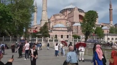 İstanbul, Trkiye - 29 Nisan 2022. Sultanahmet Meydanı 'ndan Ayasofya manzarası