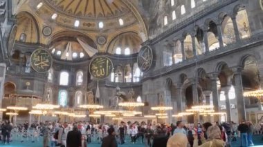 İstanbul, Trkiye - 29 Nisan 2022. Ayasofya 'nın içinde çekim yapıyorum.