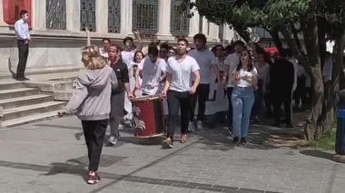 İstanbul, Trkiye - 29 Nisan 2022. Şehrin sokaklarında büyük bir davul çalan bir grup gencin barışçıl gösterisi.